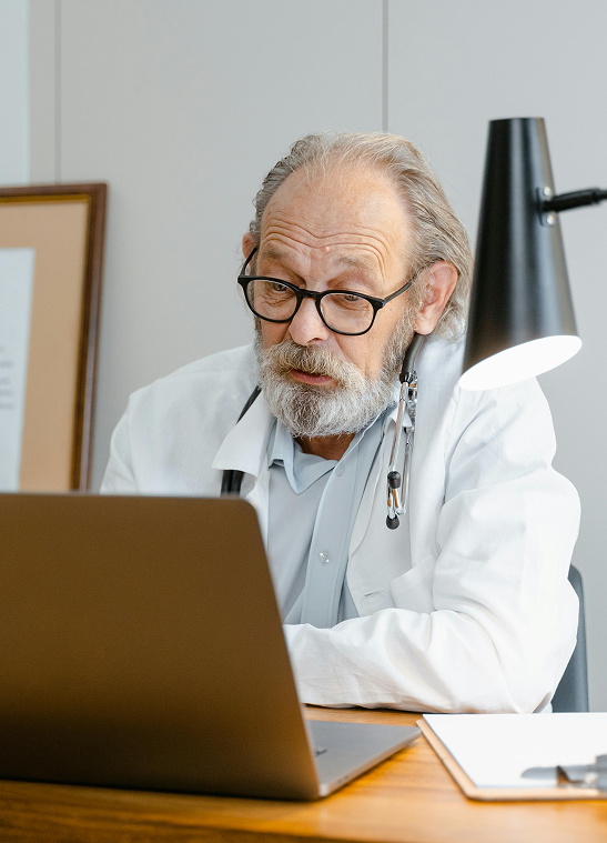 Doctor utilizando una laptop para gestionar su consulta